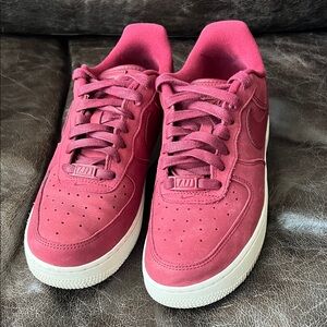 Nike AF1 Suede Sneakers in Dark Red
